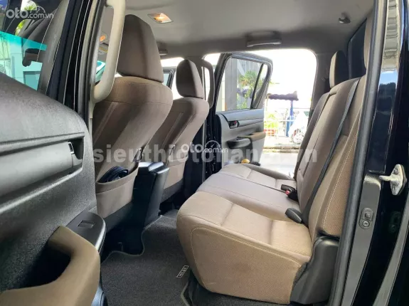 Toyota Hilux 2.4E 4×2 AT 2019 - Xe nhập Thái, máy dầu số tự động, zin nguyên bản, đã lên màn hình Android, nắp thùng