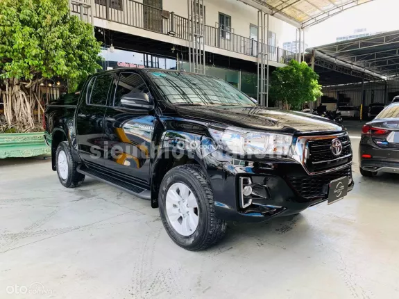 Toyota Hilux 2.4E 4×2 AT 2019 - Xe nhập Thái, máy dầu số tự động, zin nguyên bản, đã lên màn hình Android, nắp thùng