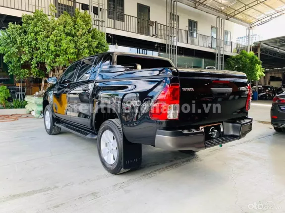 Toyota Hilux 2.4E 4×2 AT 2019 - Xe nhập Thái, máy dầu số tự động, zin nguyên bản, đã lên màn hình Android, nắp thùng