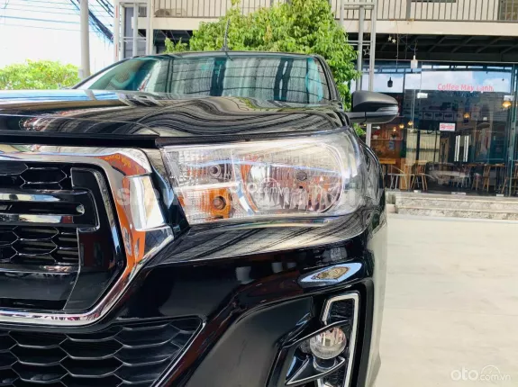Toyota Hilux 2.4E 4×2 AT 2019 - Xe nhập Thái, máy dầu số tự động, zin nguyên bản, đã lên màn hình Android, nắp thùng