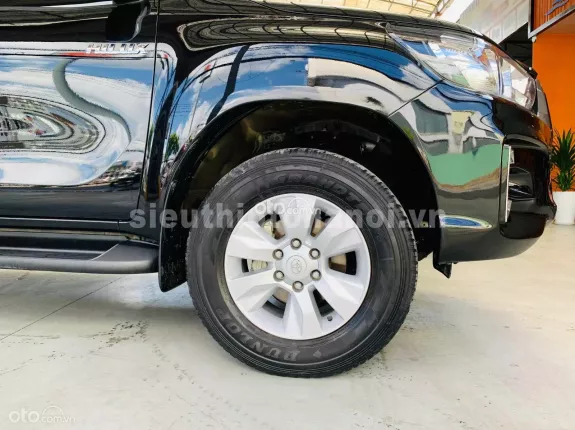 Toyota Hilux 2.4E 4×2 AT 2019 - Xe nhập Thái, máy dầu số tự động, zin nguyên bản, đã lên màn hình Android, nắp thùng