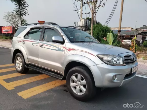 Toyota Fortuner 2.5G 4x2 MT 2010 - Giá chỉ 386 triệu