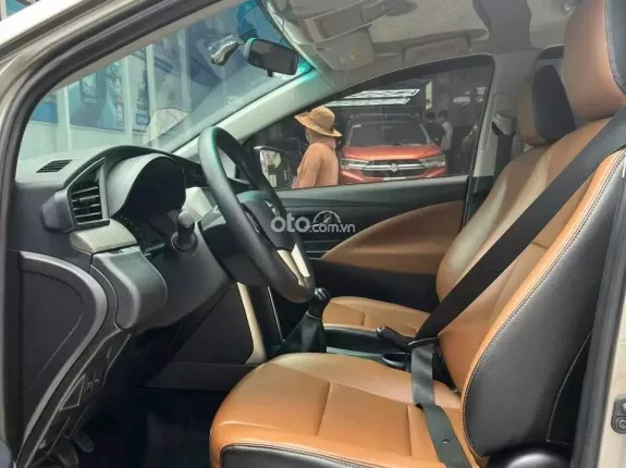 Toyota Innova 2.0E 2018 - Số sàn một chủ đi chuẩn 9 vạn kilomet