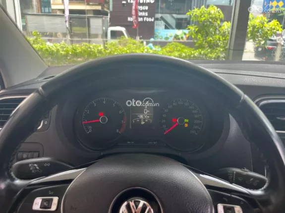 Volkswagen Polo 1.6 Sedan 2016 - Sang trọng và an toàn