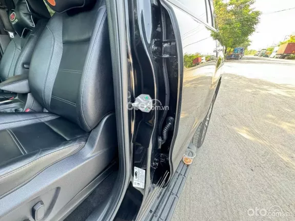 Ford Everest Titanium 2.0 AT 4x2 2020 - Màu đen biển thành phố có xuất hóa đơn