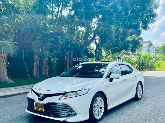 Toyota Camry 2.5Q 2020 - Màu trắng, nội thất đen