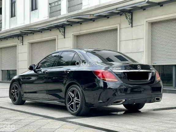 Mercedes-Benz C300 AMG 2021 - Giá 1 tỷ 330 triệu