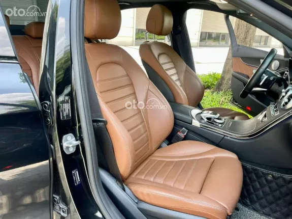 Mercedes-Benz C300 AMG 2021 - Giá 1 tỷ 330 triệu