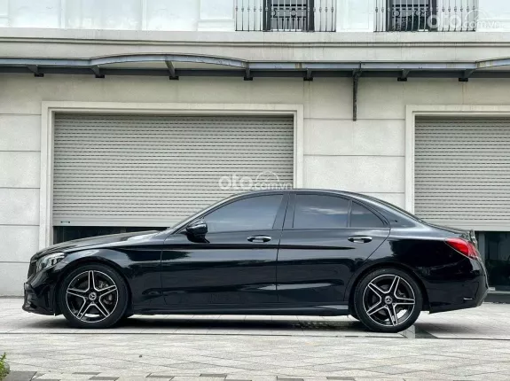 Mercedes-Benz C300 AMG 2021 - Giá 1 tỷ 330 triệu