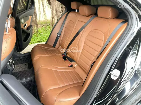 Mercedes-Benz C300 AMG 2021 - Giá 1 tỷ 330 triệu