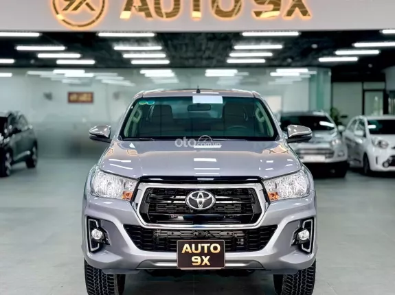 Toyota Hilux 2.4E 4×2 AT 2018 - Màu Bạc, nội thất nâu vàng