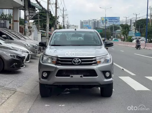 Toyota Hilux 2.4E 4x4 MT 2017 - Số sàn một chủ đi chuẩn 40 ngàn kilomet