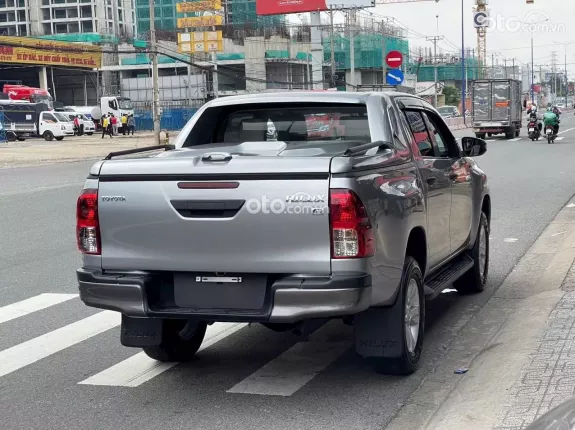 Toyota Hilux 2.4E 4x4 MT 2017 - Số sàn một chủ đi chuẩn 40 ngàn kilomet
