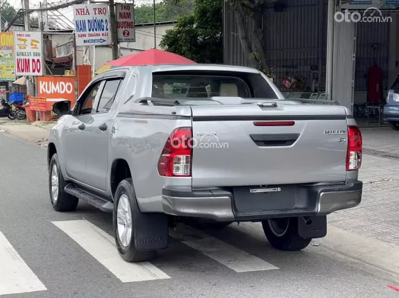 Toyota Hilux 2.4E 4x4 MT 2017 - Số sàn một chủ đi chuẩn 40 ngàn kilomet