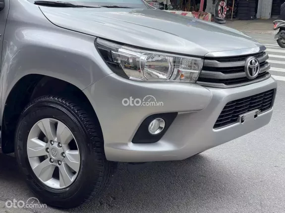 Toyota Hilux 2.4E 4x4 MT 2017 - Số sàn một chủ đi chuẩn 40 ngàn kilomet