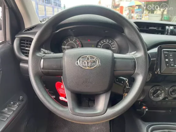 Toyota Hilux 2.4E 4x4 MT 2017 - Số sàn một chủ đi chuẩn 40 ngàn kilomet