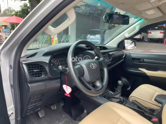 Toyota Hilux 2.4E 4x4 MT 2017 - Số sàn một chủ đi chuẩn 40 ngàn kilomet