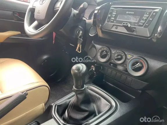 Toyota Hilux 2.4E 4x4 MT 2017 - Số sàn một chủ đi chuẩn 40 ngàn kilomet