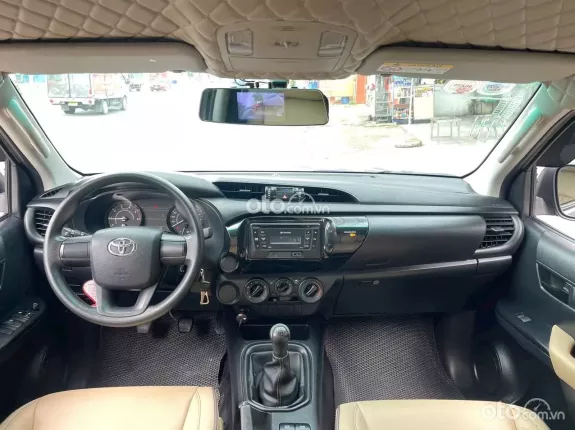 Toyota Hilux 2.4E 4x4 MT 2017 - Số sàn một chủ đi chuẩn 40 ngàn kilomet