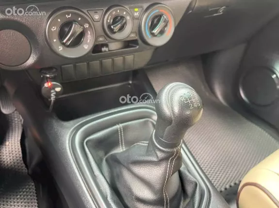 Toyota Hilux 2.4E 4x4 MT 2017 - Số sàn một chủ đi chuẩn 40 ngàn kilomet