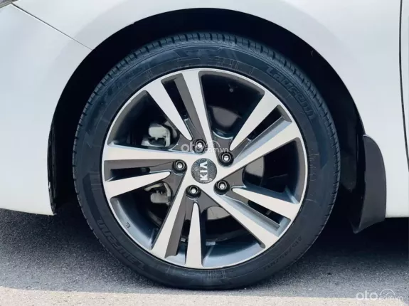 Kia Cerato 1.6 AT Premium 2017 - 5,2v form 2018 có sạc ko dây