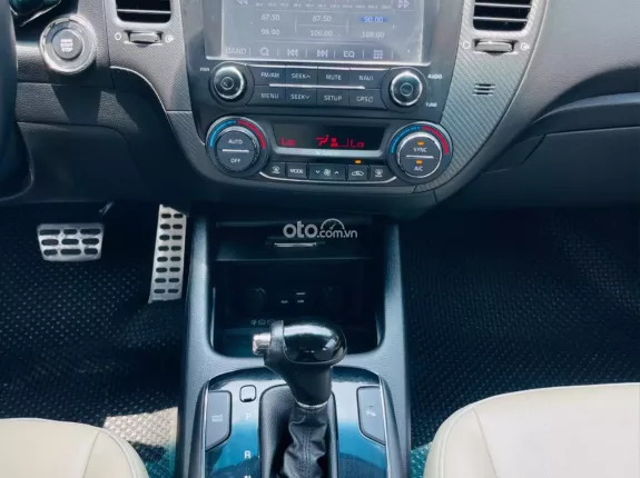 Kia Cerato 1.6 AT Premium 2017 - 5,2v form 2018 có sạc ko dây