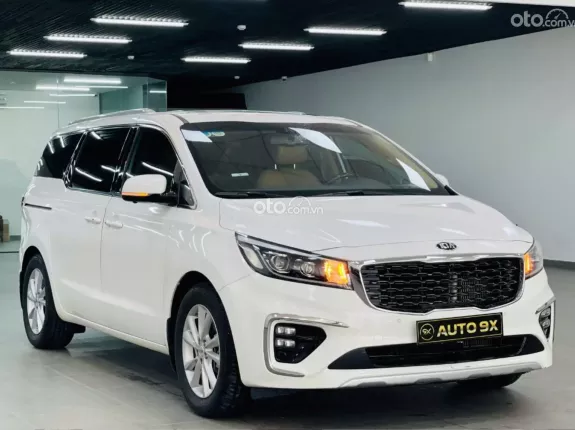 Kia Sedona 2.2 DATH 2018 - Xe màu Trắng - Nội thất Be