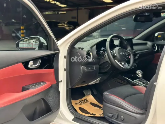 Kia Cerato 2.0 AT Premium 2021 - Odo: 11.000km bank 70% xe đẹp không lỗi