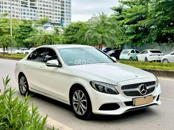 Mercedes-Benz C200 2018 - Xe đẹp siêu lướt, giá tốt giao ngay