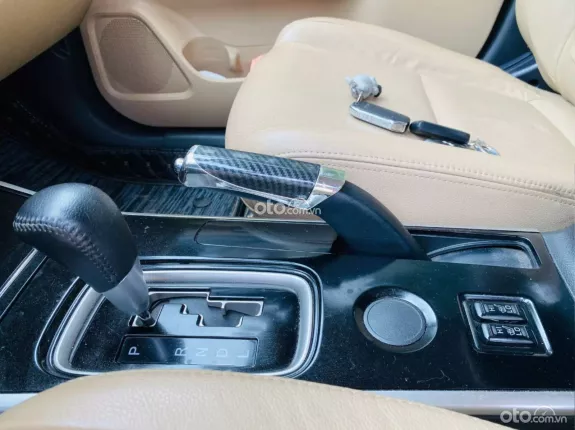 Mitsubishi Outlander 2.0 CVT Premium 2018 - Xe đẹp, giá tốt, trang bị full options