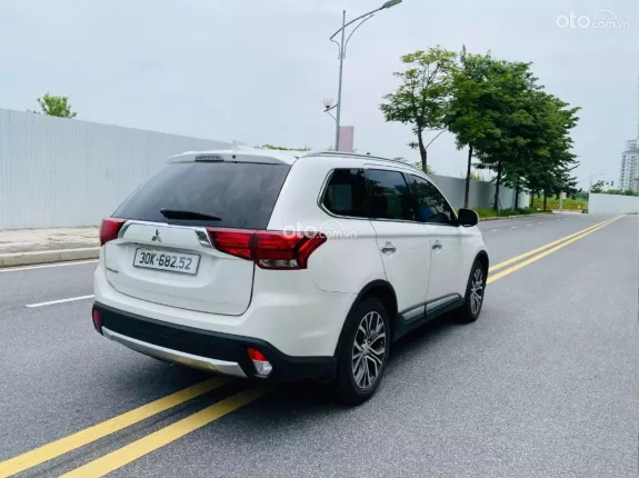 Mitsubishi Outlander 2.0 CVT Premium 2018 - Xe đẹp, giá tốt, trang bị full options