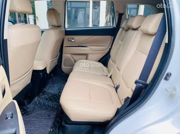 Mitsubishi Outlander 2.0 CVT Premium 2018 - Xe đẹp, giá tốt, trang bị full options