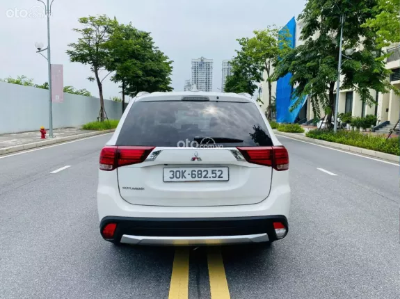 Mitsubishi Outlander 2.0 CVT Premium 2018 - Xe đẹp, giá tốt, trang bị full options