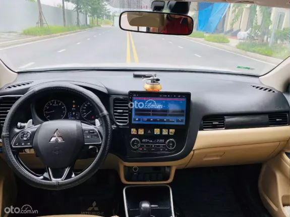 Mitsubishi Outlander 2.0 CVT Premium 2018 - Xe đẹp, giá tốt, trang bị full options