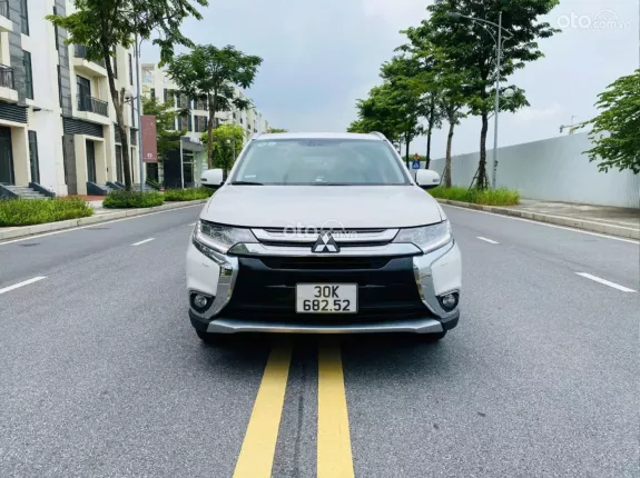Mitsubishi Outlander 2.0 CVT Premium 2018 - Xe đẹp, giá tốt, trang bị full options