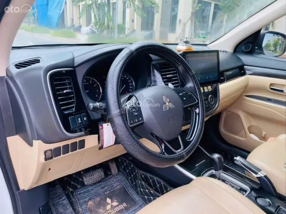 Mitsubishi Outlander 2.0 CVT Premium 2018 - Xe đẹp, giá tốt, trang bị full options