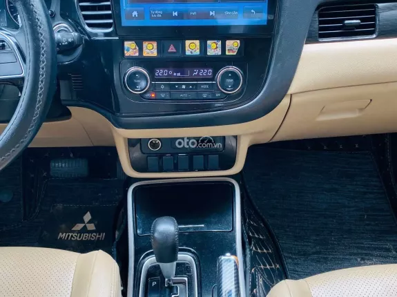 Mitsubishi Outlander 2.0 CVT Premium 2018 - Xe đẹp, giá tốt, trang bị full options