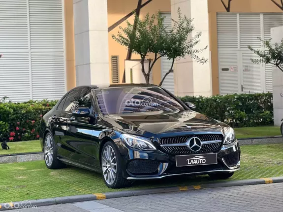 Mercedes-Benz C300 AMG 2018 - Lướt