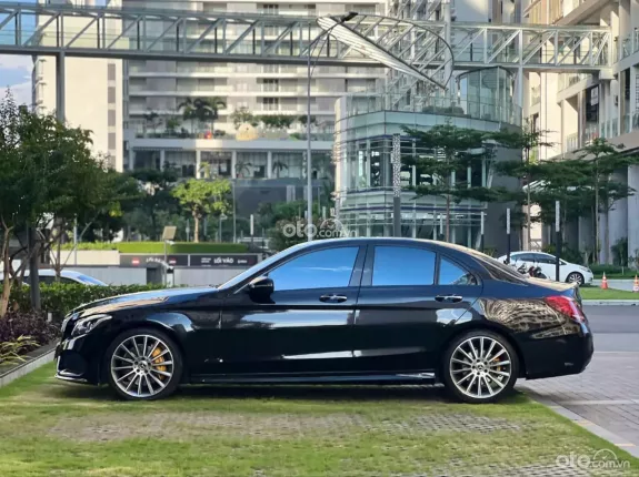 Mercedes-Benz C300 AMG 2018 - Lướt
