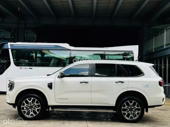 Ford Everest Titanium 2.0L AT 4WD 2023 - FORD EVEREST 2023 BI-TURBO 2 CẦU BẢN FULL XE LƯỚT_Định cư Mỹ nên mới bán