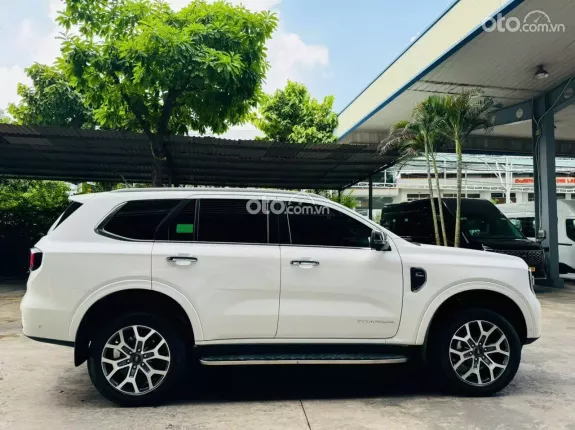 Ford Everest Titanium 2.0L AT 4WD 2023 - FORD EVEREST 2023 BI-TURBO 2 CẦU BẢN FULL XE LƯỚT_Định cư Mỹ nên mới bán