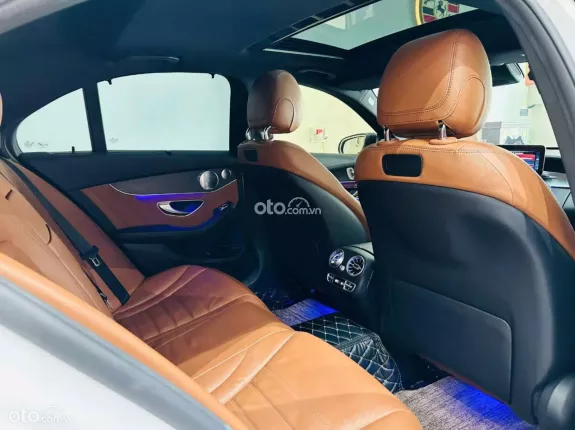 Mercedes-Benz C300 AMG 2018 - Chạy hơn 3 vạn miles full lịch sử hãng.