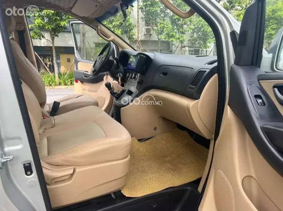 Hyundai Grand Starex 2.4 MT 2009 - 9 chỗ máy xăng