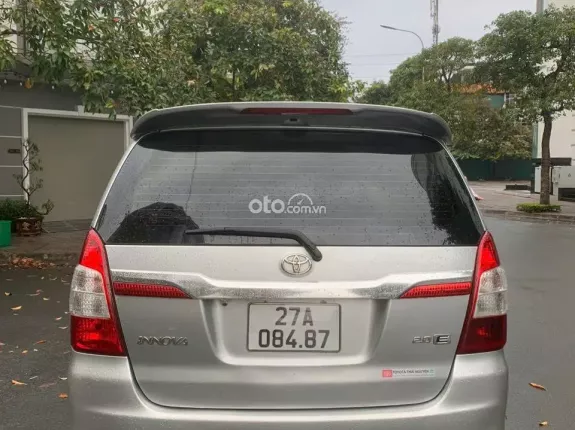 Toyota Innova 2015 - Xe đẹp, giá tốt, đủ hồ sơ giấy tờ sang tên ngay