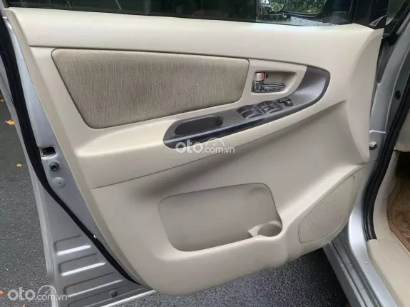 Toyota Innova 2015 - Xe đẹp, giá tốt, đủ hồ sơ giấy tờ sang tên ngay