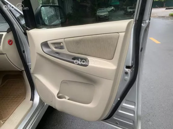 Toyota Innova 2015 - Xe đẹp, giá tốt, đủ hồ sơ giấy tờ sang tên ngay