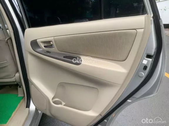 Toyota Innova 2015 - Xe đẹp, giá tốt, đủ hồ sơ giấy tờ sang tên ngay