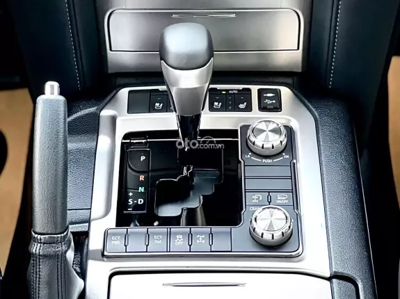 Toyota Land Cruiser VX 4.6 V8 2020 - Thương hiệu khẳng định vị thế