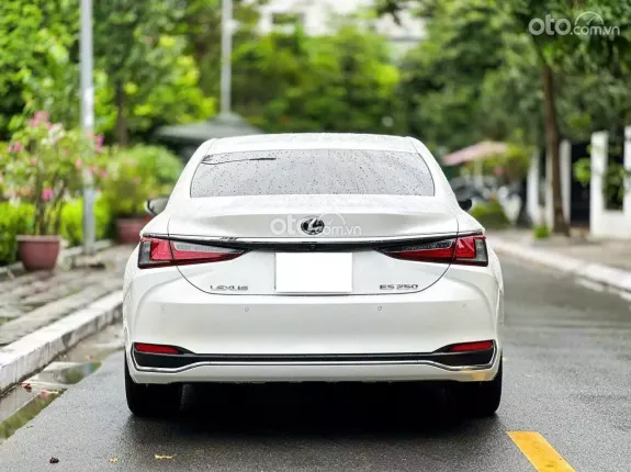 Lexus ES 250 2022 - Giá 2 tỷ 360tr