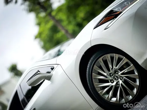 Lexus ES 250 2022 - Giá 2 tỷ 360tr
